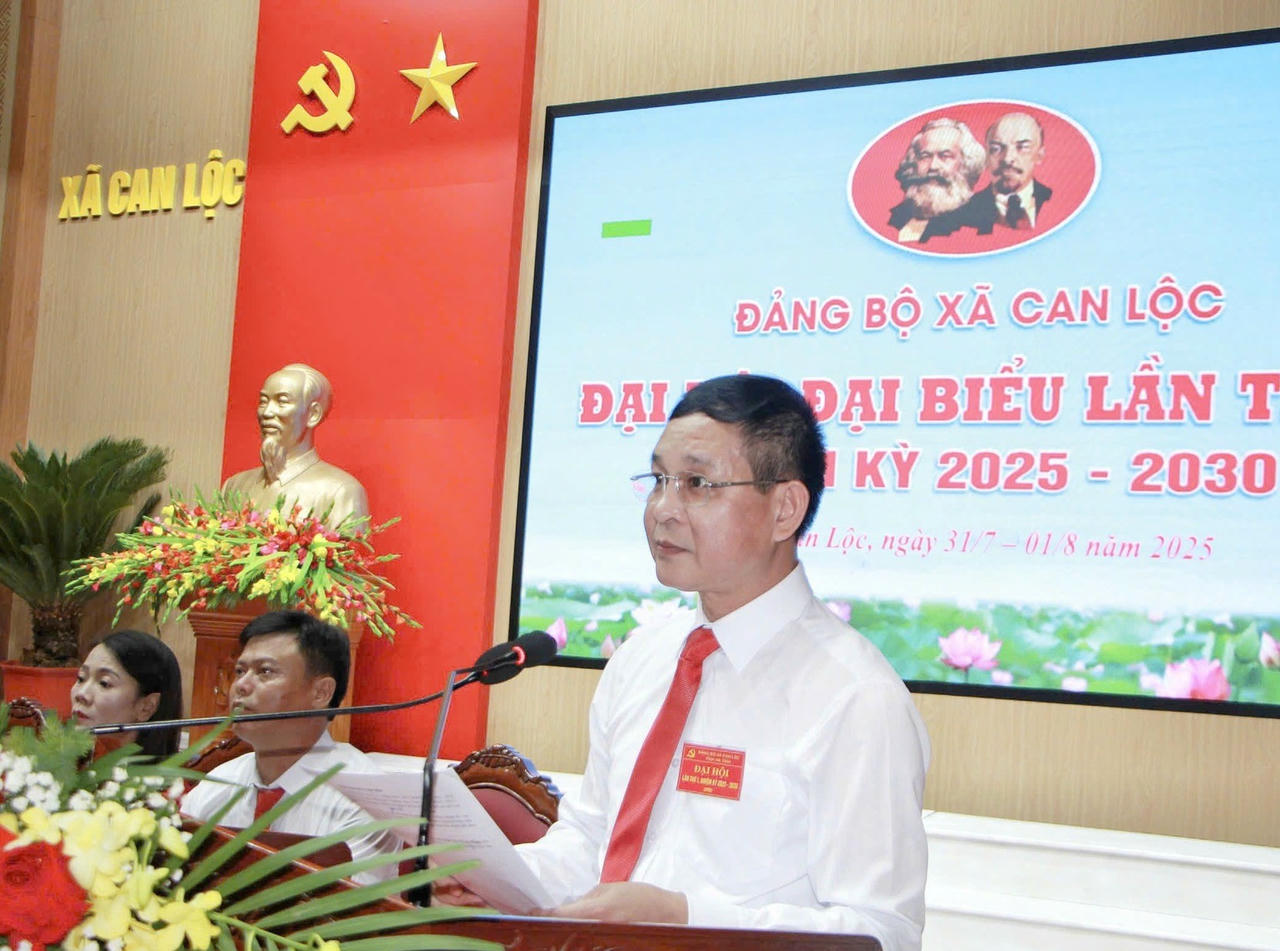 Ông Trần Mạnh Sơn - Phó Bí thư Đảng ủy, Chủ tịch UBND xã Can Lộc phát biểu khai mạc Đại hội. (Ảnh: PV)