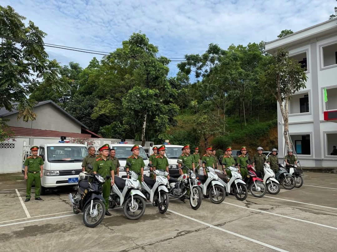 Triển khai đợt cao điểm, Công an phường Văn Phú tập trung thực hiện đồng bộ các biện pháp nghiệp vụ, tăng cường công tác đấu tranh phòng, chống tội phạm; tăng cường công tác quản lý nhà nước về ANTT, thường xuyên kiểm tra cư trú, quản lý các cơ sở kinh doanh có điều kiện về ANTT, đảm bảo trật tự đô thị, trật tự công cộng, trật tự an toàn giao thông trên địa bàn; tăng cường tham mưu cho cấp ủy, chính quyền địa phương trong công tác bảo đảm ANTT tại địa bàn.