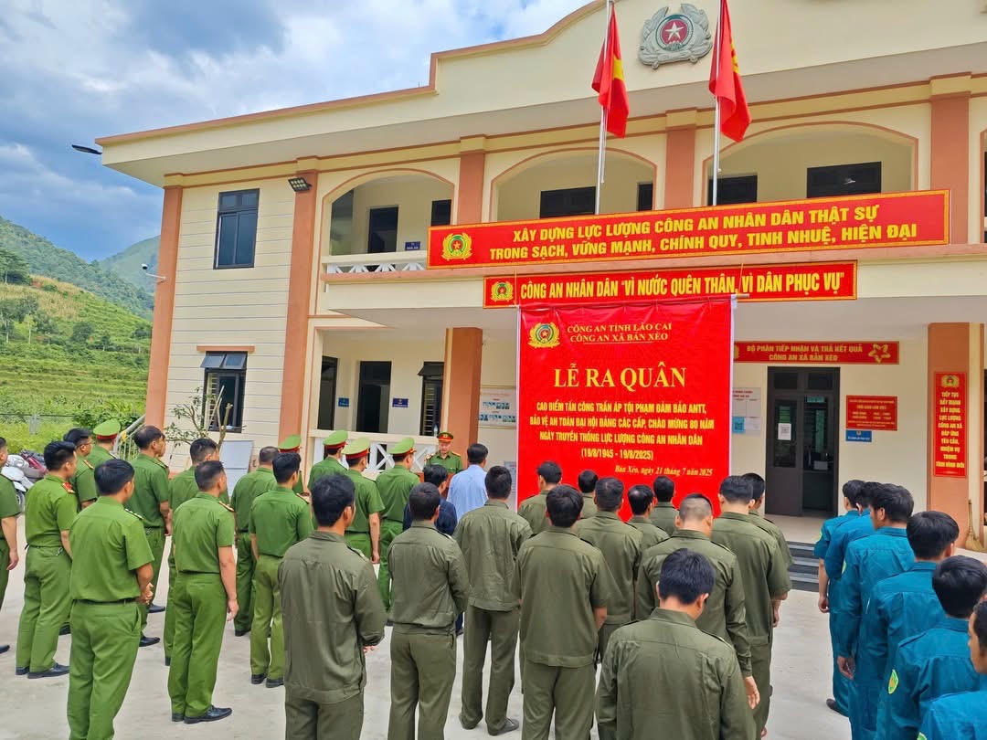 Tại xã Bản Xèo, ngày 21/7, Công an xã Bản Xèo đã tổ chức Lễ ra quân thực hiện Cao điểm tấn công trấn áp tội phạm bảo đảm ANTT, bảo vệ an toàn Đại hội Đảng các cấp, chào mừng 80 năm ngày truyền thống lực lượng Công an nhân dân Việt Nam.