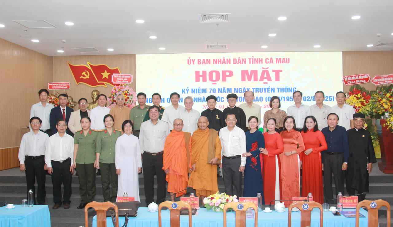 Các đại biểu chụp ảnh lưu niệm.