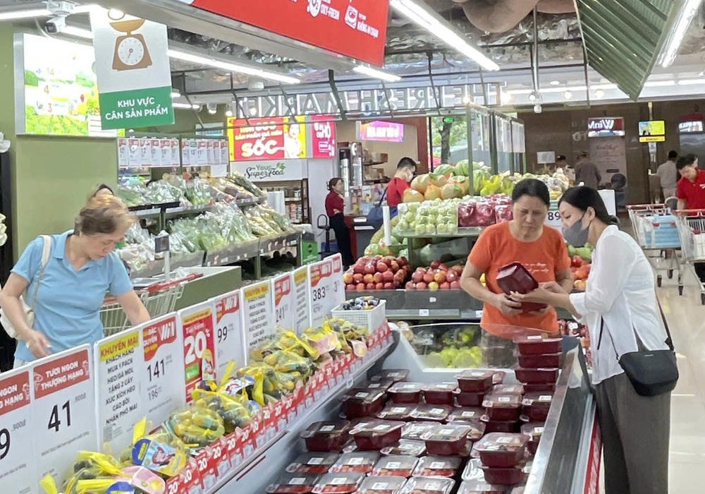 Người tiêu dùng tại siêu thị Winmart của Masan. (Ảnh: Minh Hữu)