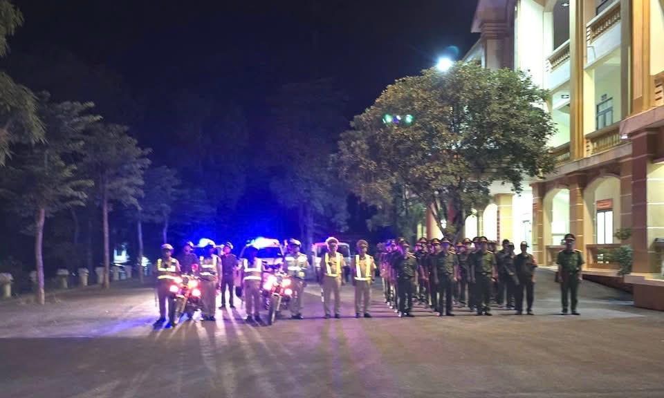Tham gia buổi ra quân có tổng số 38 đồng chí, trong đó Lực lượng Công an xã Văn Bàn 26 đồng chí, Tổ CSGT của PC08 06 đồng chí, LL ANCS 06 đồng chí.