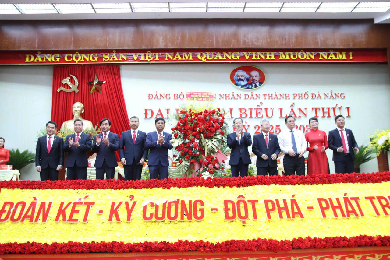 Ban Thường vụ Thành ủy Đà Nẵng tặng hoa chúc mừng Đại hội. 