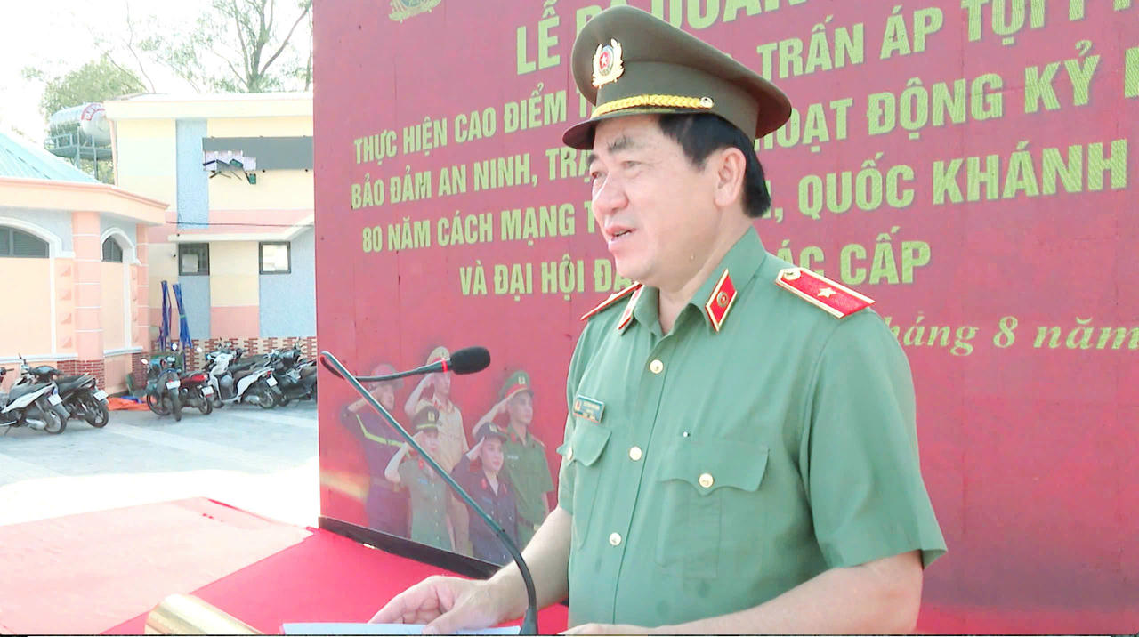 Thiếu tướng Nguyễn Văn Hận, Giám đốc Công an tỉnh An Giang phát biểu tại lễ ra quân