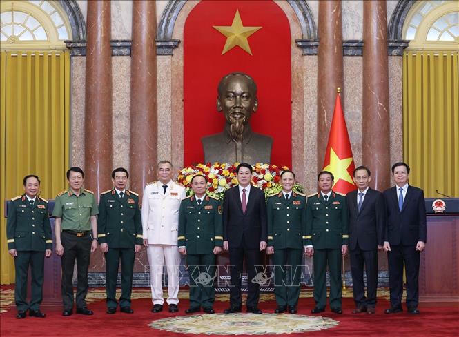 Chủ tịch nước Lương Cường, lãnh đạo Đảng, Nhà nước với các đồng chí được thăng quân hàm, cấp bậc hàm Thượng tướng. Ảnh: Lâm Khánh/TTXVN