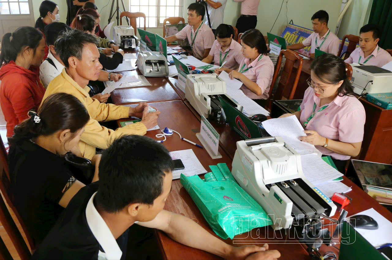 Các điểm giao dịch kháng trương cho vay vốn chính sách ngay sau sáp thực hiện mô hình chính quyền địa phương 2 cấp
