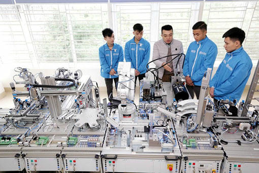 Hướng nghiệp sớm cho học sinh THPT: Giúp thế hệ tương lai không chọn sai ngã rẽ cuộc đời