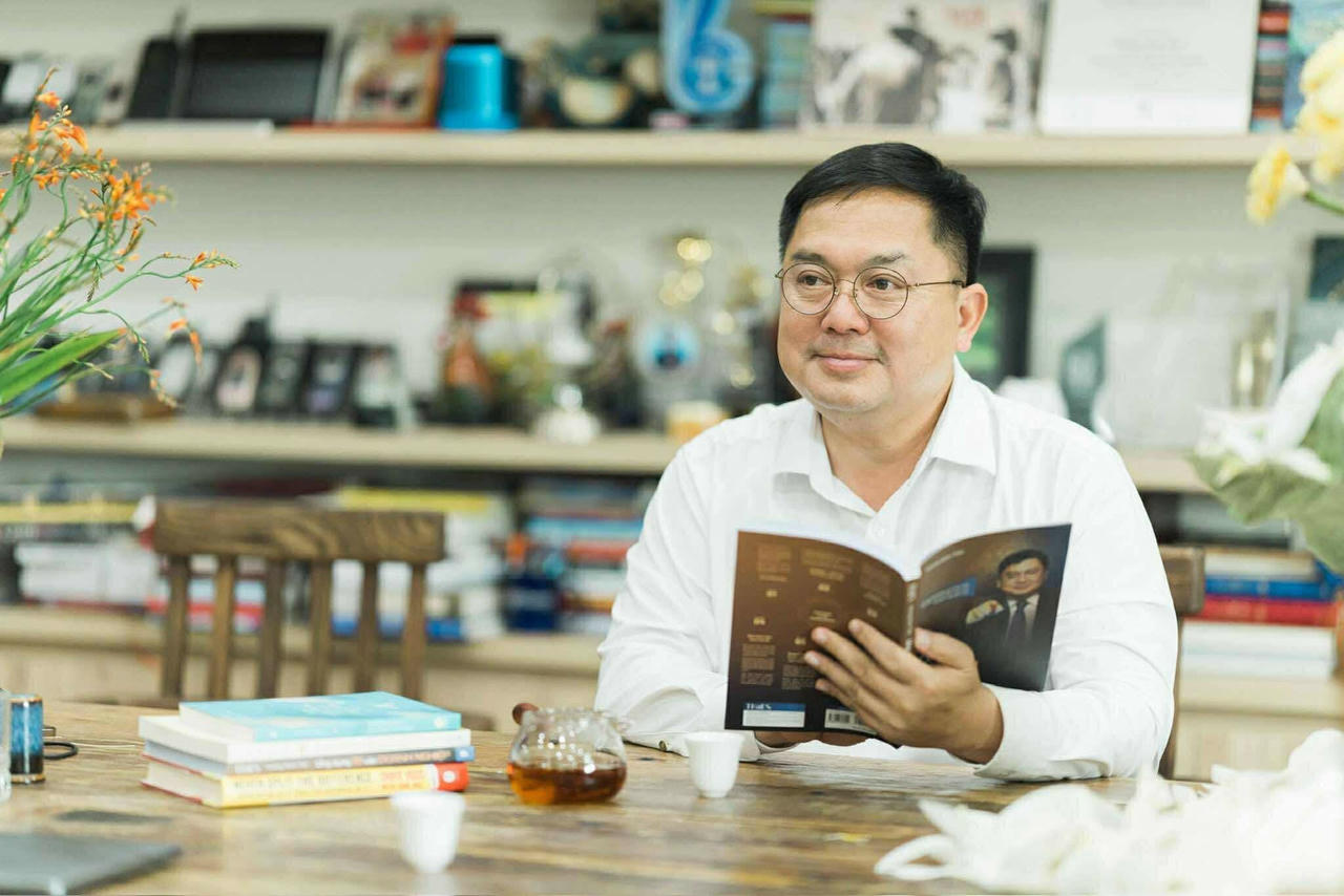 Ông Hoàng Nam Tiến là một người truyền cảm hứng được giới trẻ, đông đảo sinh viên yêu quý.