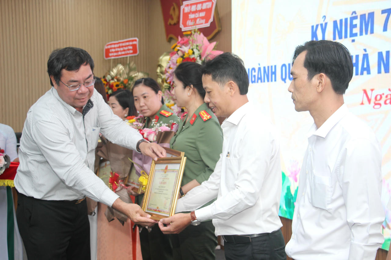 Ông Tào Việt Thắng - Phó Vụ trưởng Vụ công tác tuyên truyền (Bộ Dân tộc và Tôn giáo) trao Bằng khen của UBND tỉnh Cà Mau cho các cá nhân có thành tích xuất sắc trong công tác quản lý nhà nước về tôn giáo