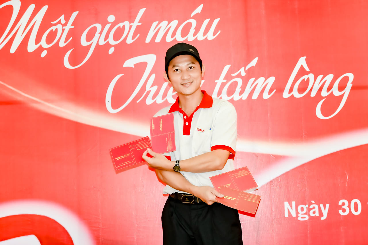 Anh Ung Nho Dũng (bộ phận đảm bảo chất lượng) với niềm vui tiếp tục hành trình hiến máu nhân đạo.