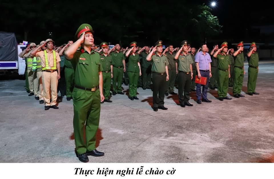 Tại buổi lễ, Công an xã đã triển khai kế hoạch đợt cao điểm, tập trung tăng cường tuần tra, kiểm soát địa bàn, xử lý nghiêm các hành vi vi phạm pháp luật. Kế hoạch cũng nhấn mạnh việc kiên quyết đấu tranh, ngăn chặn các hoạt động chống phá, lợi dụng thời điểm Đại hội để tuyên truyền, kích động gây mất ổn định tại địa phương, đặc biệt là các hành vi gây mất trật tự trước, trong và sau thời gian diễn ra Đại hội Đảng bộ các cấp. 