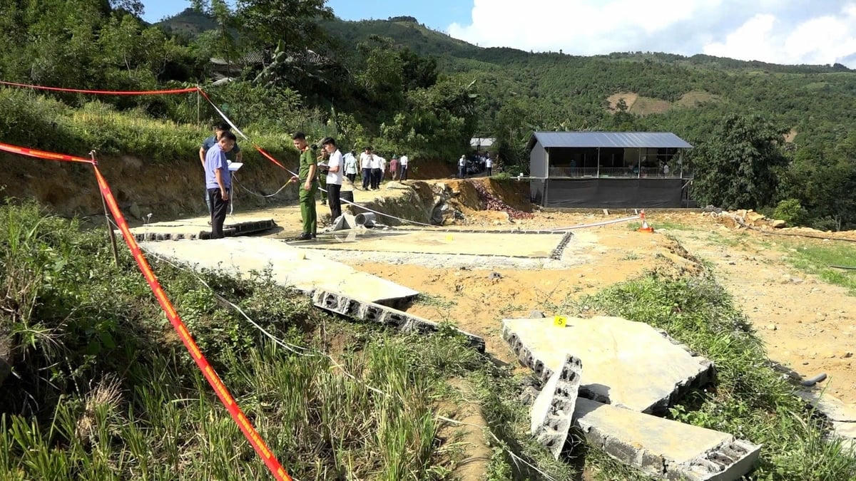 Hiện trường bể nuôi cá rộng 12m2 bất ngờ đổ sập khiến 4 người thương vong. (Ảnh: Phan Tuấn)