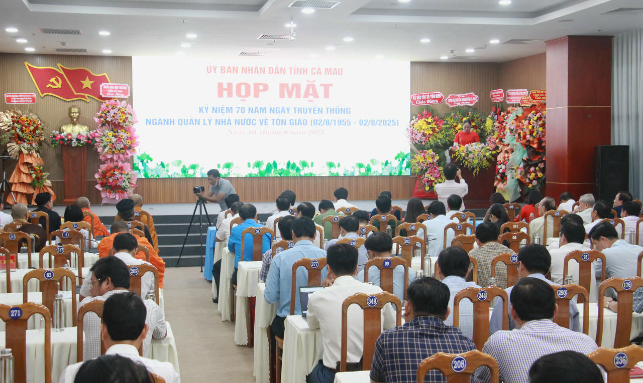 Bà Nguyễn Thu Tư - Giám đốc Sở Dân tộc và Tôn giáo Cà Mau, ôn lại truyền thống 70 năm ngành quản lý Nhà nước về công tác tôn giáo.