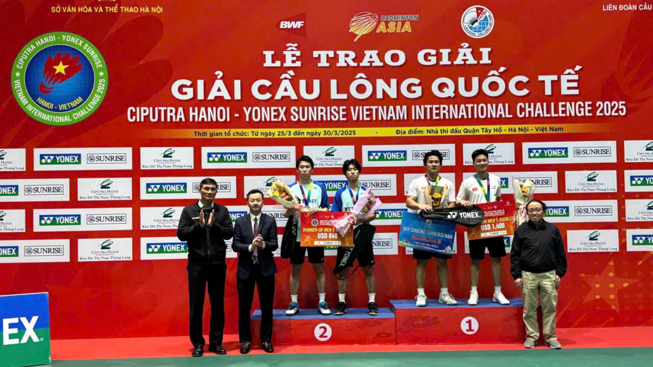 Trần Đình Mạnh và Nguyễn Đình Hoàng trên bục vinh quang.