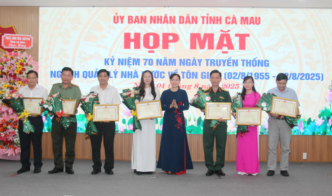 Bà Lê Thị Nhung - Ủy viên BTV Tỉnh ủy, Phó Chủ tịch Thường trực HĐND tỉnh Cà Mau, trao Bằng khen của UBND tỉnh cho các tập thể có thành tích xuất sắc trong công tác quản lý nhà nước về tôn giáo.