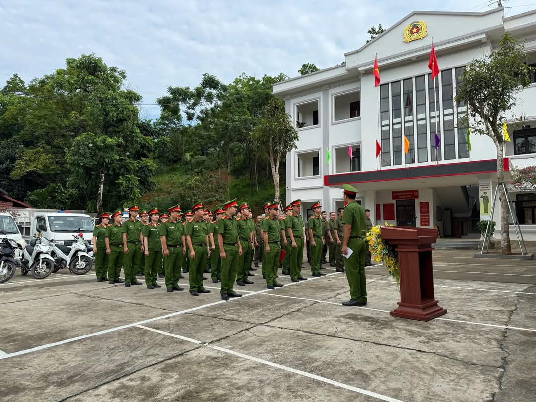 Tại phường Văn Phú, sáng 01/8, Công an phường Văn Phú long trọng tổ chức Lễ ra quân mở đợt cao điểm tấn công, trấn áp tội phạm, bảo đảm ANTT, bảo vệ Đại hội Đảng các cấp, tiến tới Đại hội đại biểu toàn quốc lần thứ XIV của Đảng và các hoạt động kỷ niệm ngày lễ lớn của đất nước và địa phương. Tham dự buổi lễ có các đồng chí trong Ban chỉ huy Công an phường Văn Phú, toàn thể CBCS Công an phường, lực lượng ANTT ở cơ sở của 31 tổ dân phố trên địa bàn phường Văn Phú.