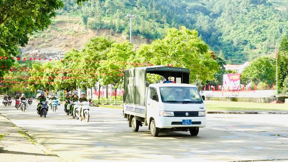Tại buổi lễ, sau khi lãnh đạo địa phương phát động đợt cao điểm tấn công, trấn áp tội phạm, lực lượng Công an xã đã triển khai kế hoạch đợt cao điểm, tập trung tăng cường tuần tra, kiểm soát địa bàn, xử lý nghiêm các hành vi vi phạm pháp luật, chủ động nắm chắc tình hình, xử lý hiệu quả các vấn đề phát sinh ngay tại cơ sở, không để bị động bất ngờ trong mọi tình huống. 