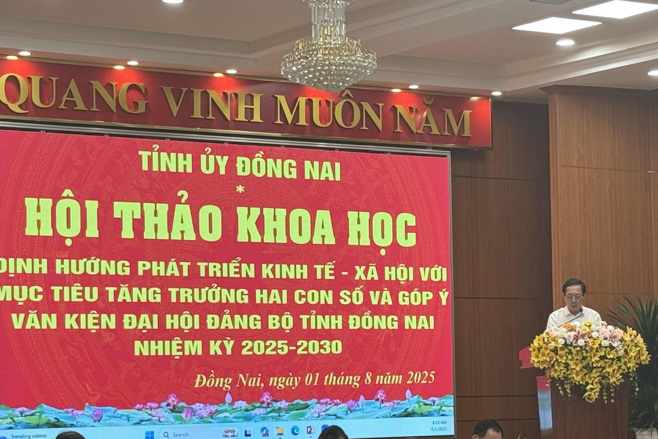 Ông Huỳnh Thành Đạt, Ủy viên Ban chấp hành Trung ương Đảng, Phó Trưởng ban Tuyên giáo và Dân vận Trung ương phát biểu ý kiến tại hội thảo