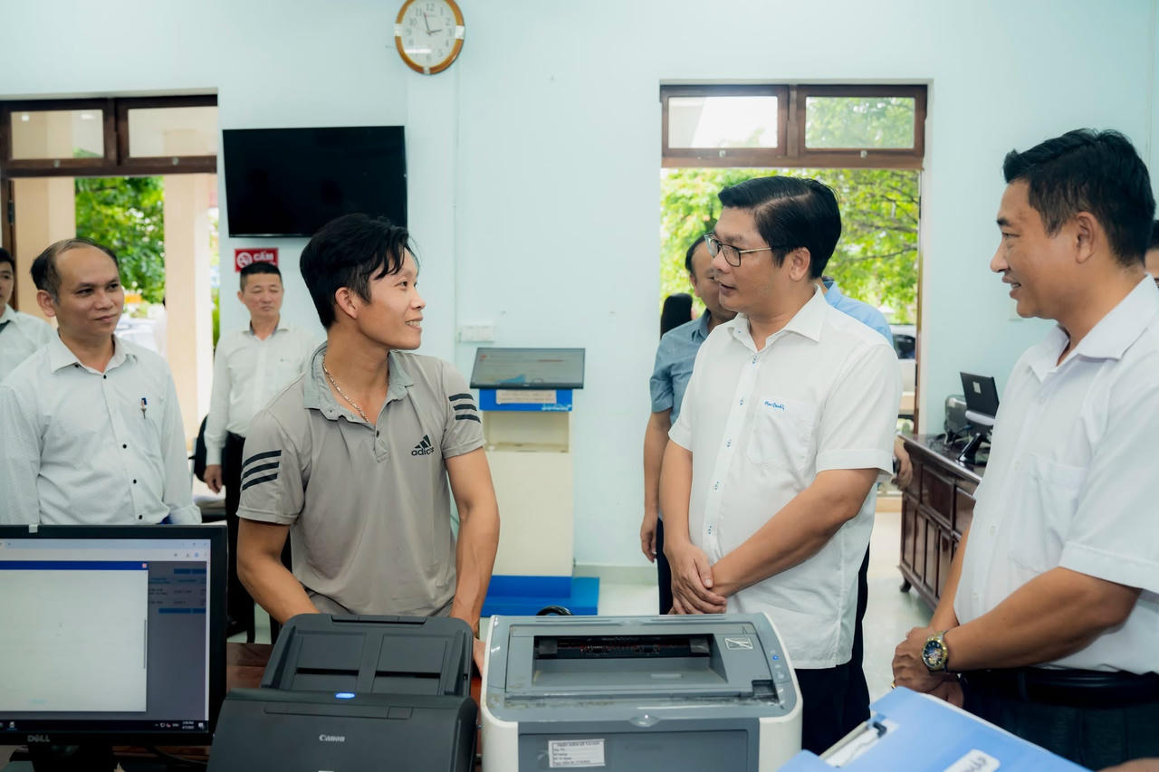 Phó Chủ tịch UBND Thành phố Nguyễn Chí Tài hỏi thăm công dân đến làm thủ tục tại xã Nam Đông.