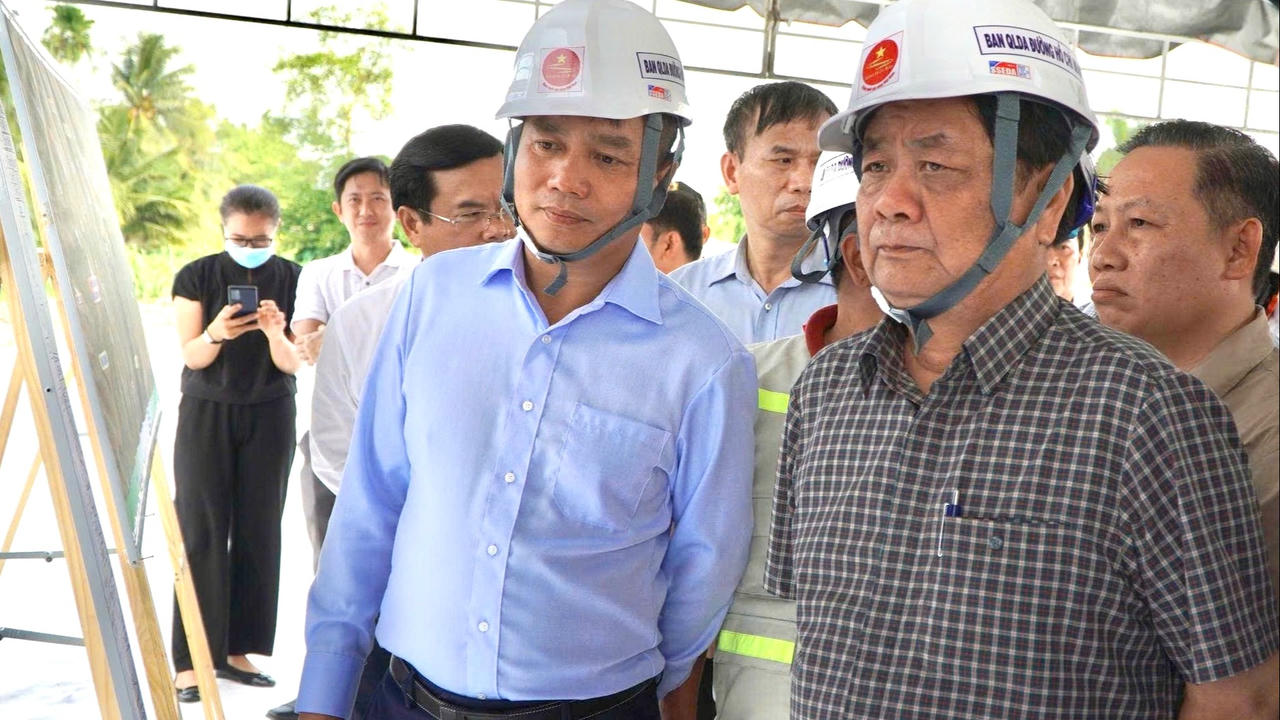 Phó Chủ tịch Quốc hội Lê Minh Hoan nghe chủ đầu tư thuyết minh về dự án xây dựng đường Hồ Chí Minh, đoạn qua Rạch Sỏi – Bến Nhất và Gò Quao – Vĩnh Thuận (Ảnh: Khánh Thùy)