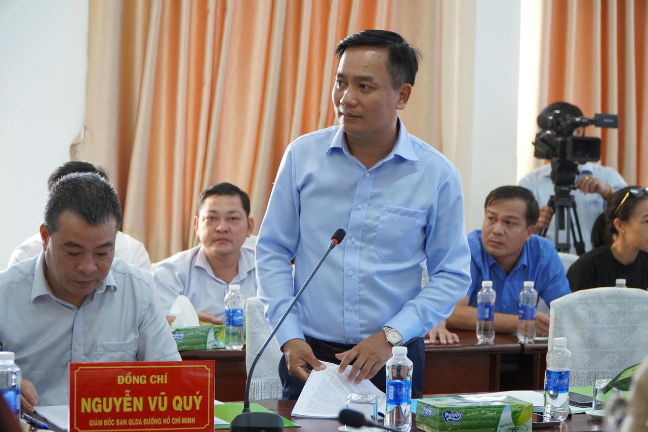  Ông Lê Văn Sáu, Phó Giám đốc Ban QLDA đường Hồ Chí Minh phát biểu tại buổi làm việc (Ảnh: Khánh Thùy). 