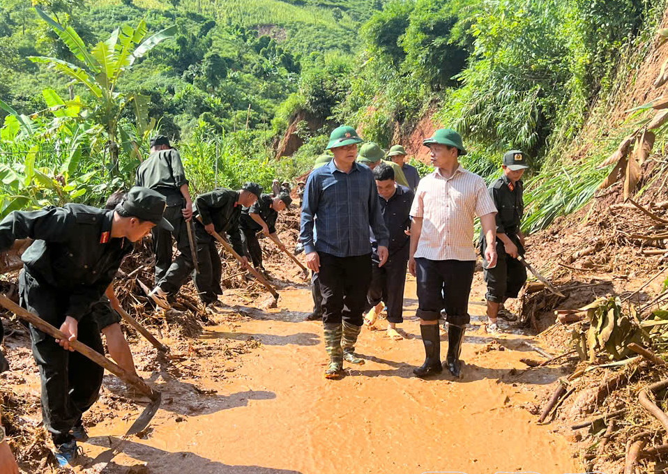 Ông Trần Tiến Dũng - Phó Bí thư Tỉnh ủy Điện Biên và đoàn công tác kiểm tra công tác khắc phục sạt lở, thông tuyến giao thông trên địa bàn xã Na Son (Ảnh: CTV).