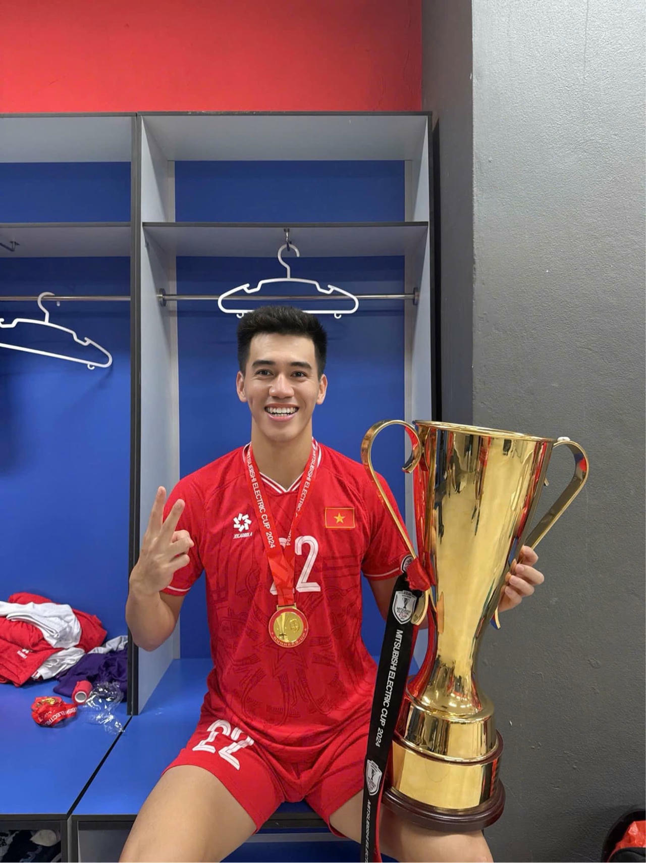 Tiền đạo sinh năm 1997 bên cạnh chiếc cúp vô địch ASEAN Cup 2024 (Ảnh: Facebook Nguyễn Tiến Linh)