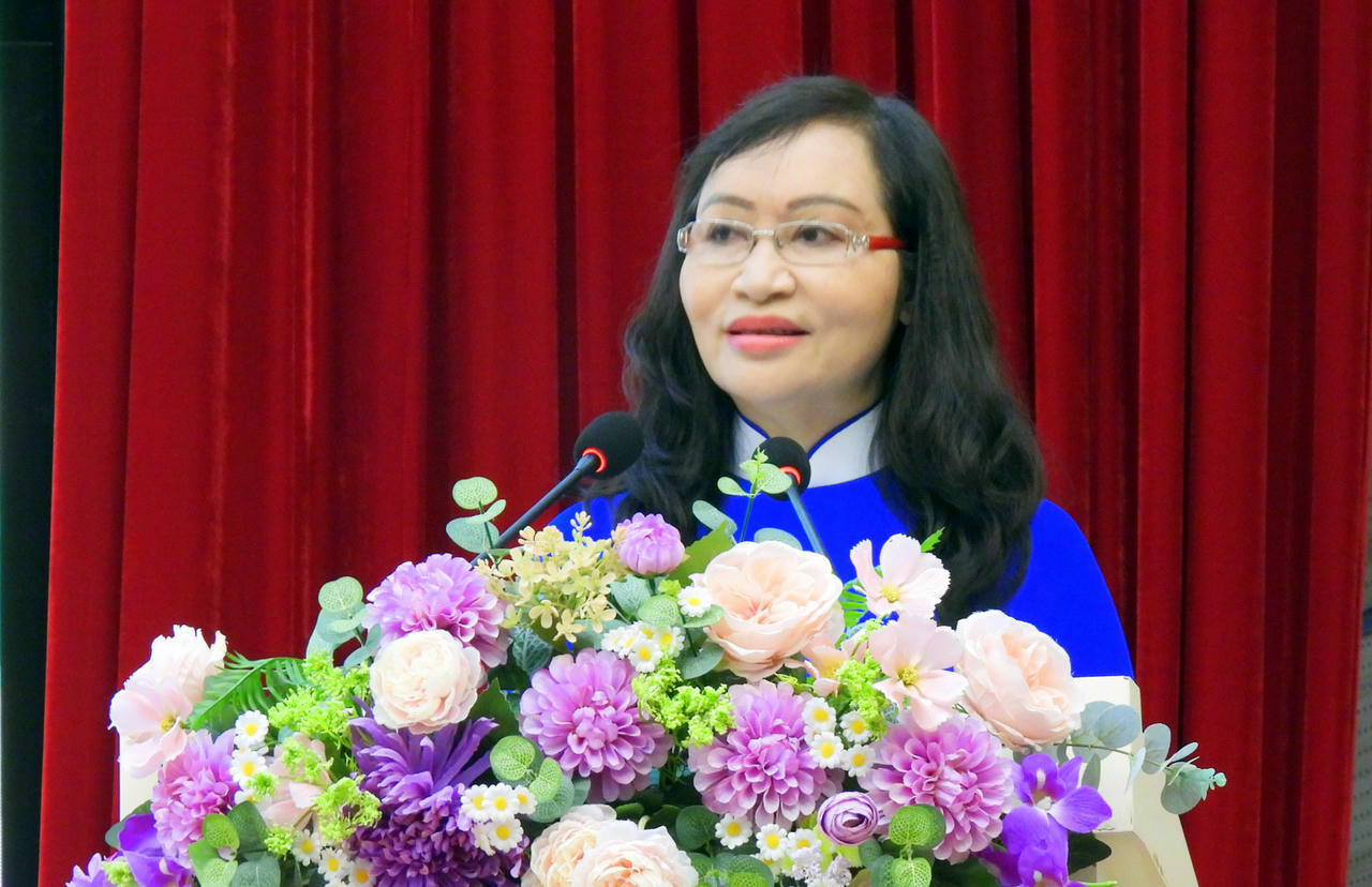 TS. Đặng Thị Ngọc Lan – Phó Hiệu trưởng Trường Đại học Cửu Long phát biểu tại buổi lễ