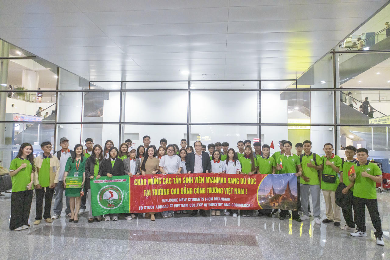 Thầy cô, cán bộ nhà trường nồng nhiệt chào đón các du học sinh đến từ Myanmar