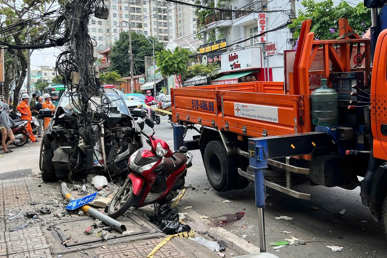 Xe bán tải mất lái gây tai nạn nghiêm trọng, tài xế nghi bị đột quỵ