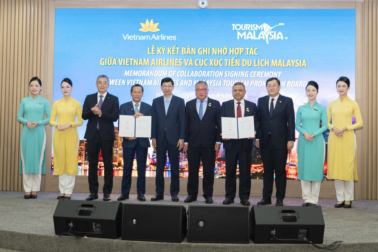 Các đại biểu chụp ảnh kỷ niệm sau Lễ ký kết hợp tác.