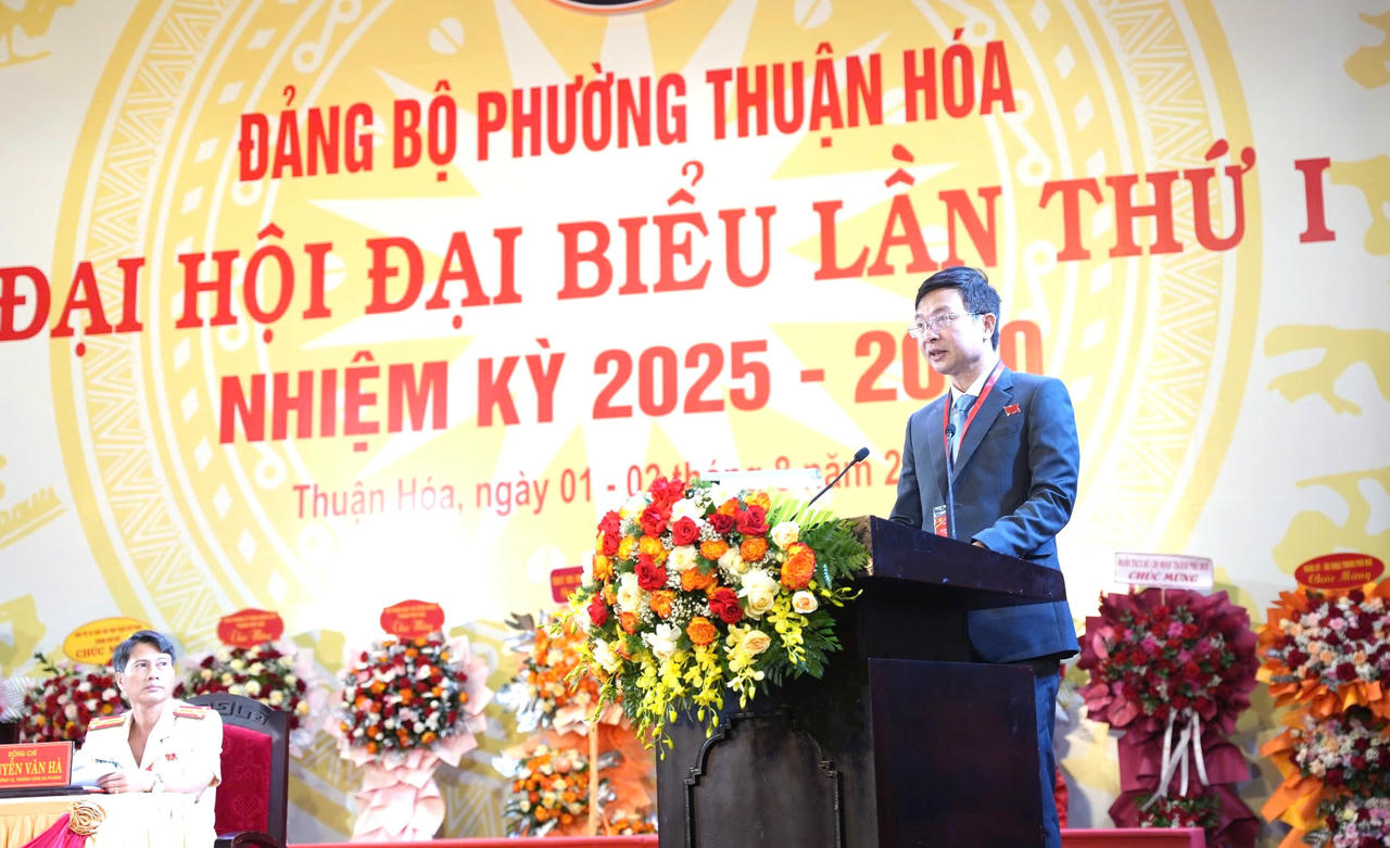Bí thư Đảng ủy phường Thuận Hóa Nguyễn Đình Bách trình bày báo cáo tại đại hội.