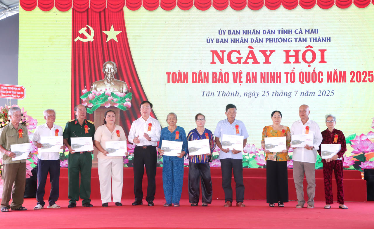 Ông Huỳnh Hữu Trí - Ủy viên BTV Tỉnh ủy, Phó Chủ tịch UBND tỉnh Cà Mau, tặng quà cho các gia đình có công với cách mạng (Ngày hội toàn dân bảo vệ an ninh Tổ quốc” năm 2025 tại phường Tân Thành).