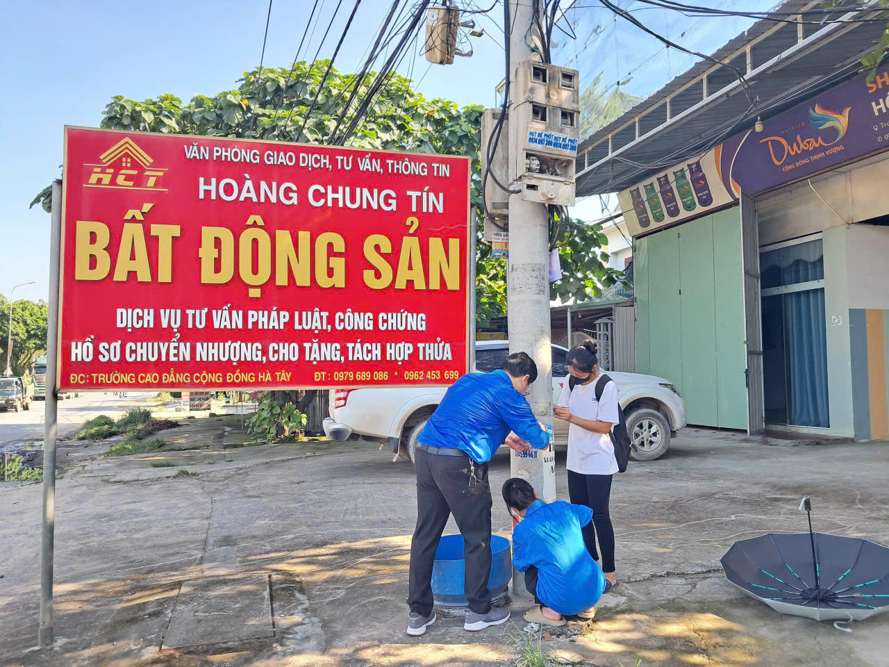 Thành viên UBMTTQ và các tổ chức thành viên tham gia bóc, xóa quảng cáo, rao vặt nơi công cộng