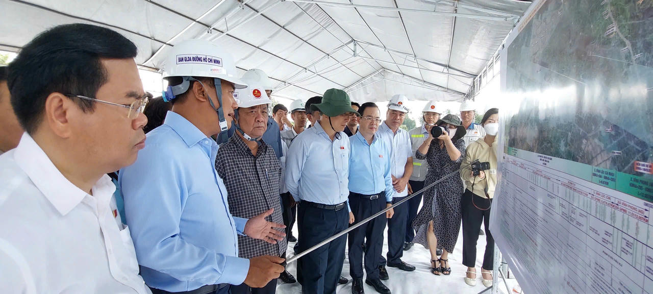 Phó Chủ tịch Quốc hội Lê Minh Hoan thăm hỏi và tặng quà cán bộ, công nhân đang làm việc tại công trình (Ảnh: Khánh Thùy). 



















Phó Chủ tịch Quốc hội Lê Minh
Hoan thăm hỏi và tặng quà cán bộ, công nhân đang làm việc tại công trình



