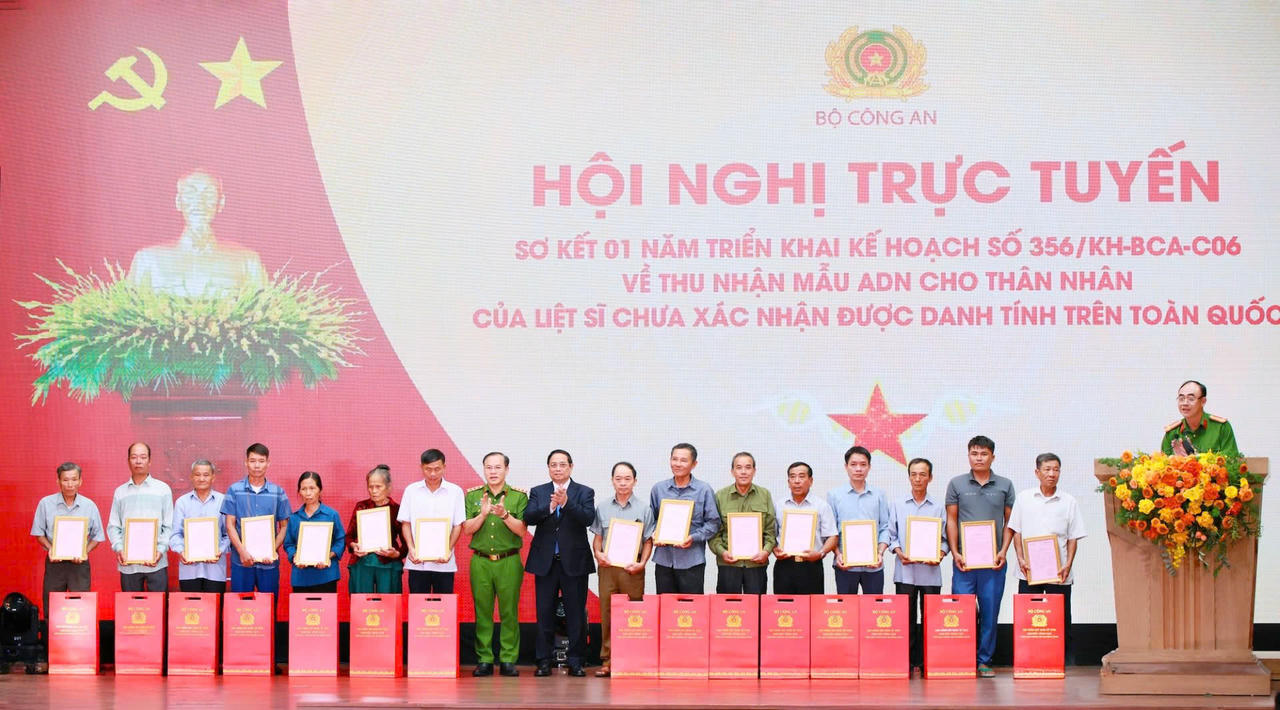 Bộ Công an công bố kết quả triển khai Ngân hàng Gen Liệt sĩ và trao kết quả xác định danh tính liệt sĩ cho các thân nhân.