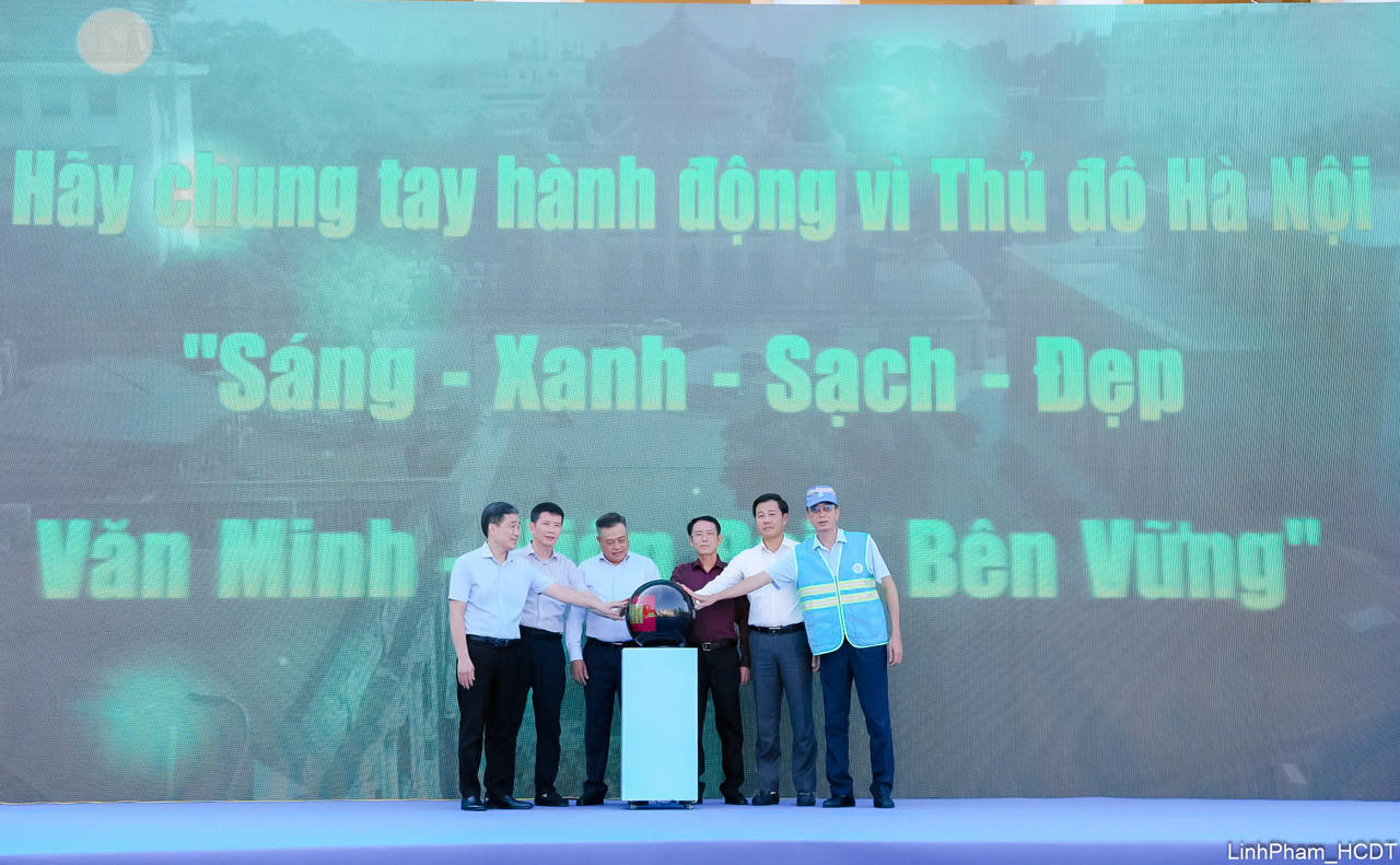 Các đại biểu thực hiện nghi thức phát động.