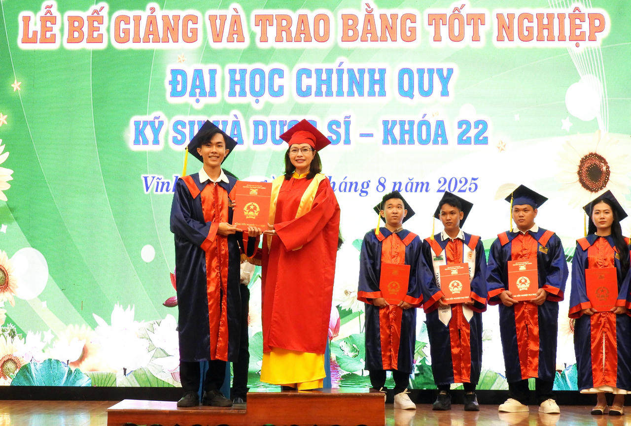 TS. Vương Bảo Thy - Trưởng khoa Khoa học sức khỏe trao bằng tốt nghiệp cho tân dược sĩ