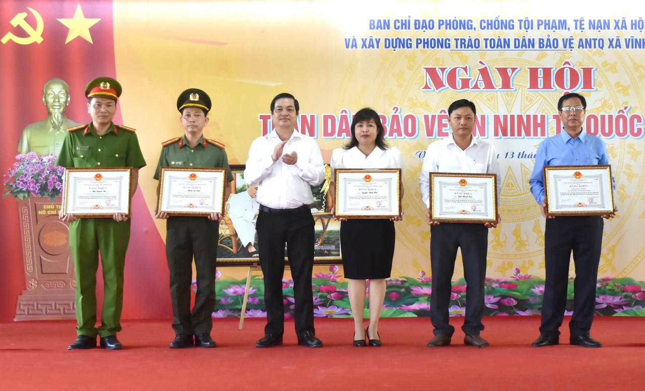 Ông Huỳnh Chí Nguyện - Phó Chủ tịch UBND tỉnh Cà Mau tặng Bằng khen cho các cá nhân có thành tích xuất sắc trong phong trào toàn dân bảo vệ an ninh Tổ quốc.