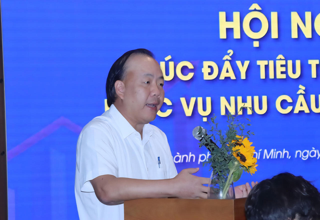 Ông Trần Hữu Linh phát biểu tại hội nghị