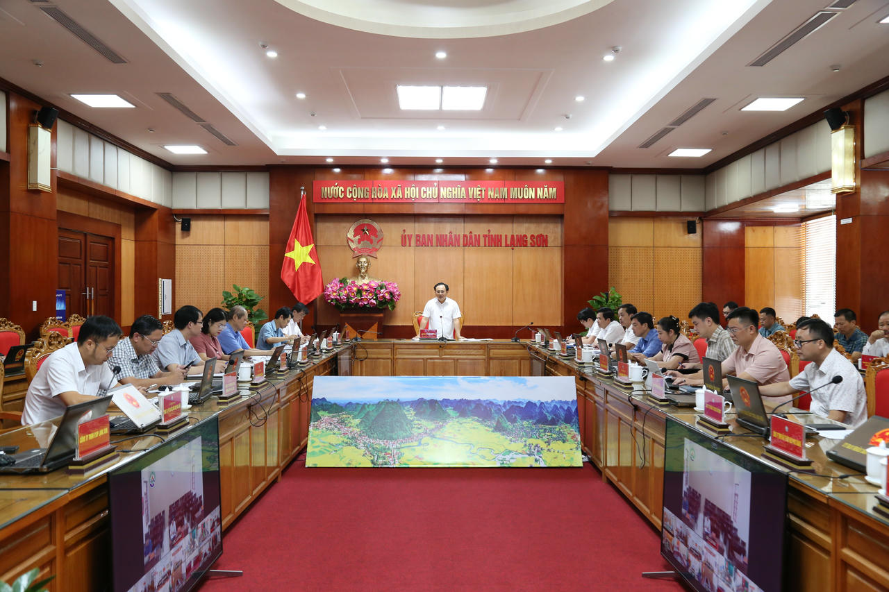 Phó Chủ tịch UBND tỉnh Lạng Sơn Lương Trọng Quỳnh chủ trì cuộc họp.