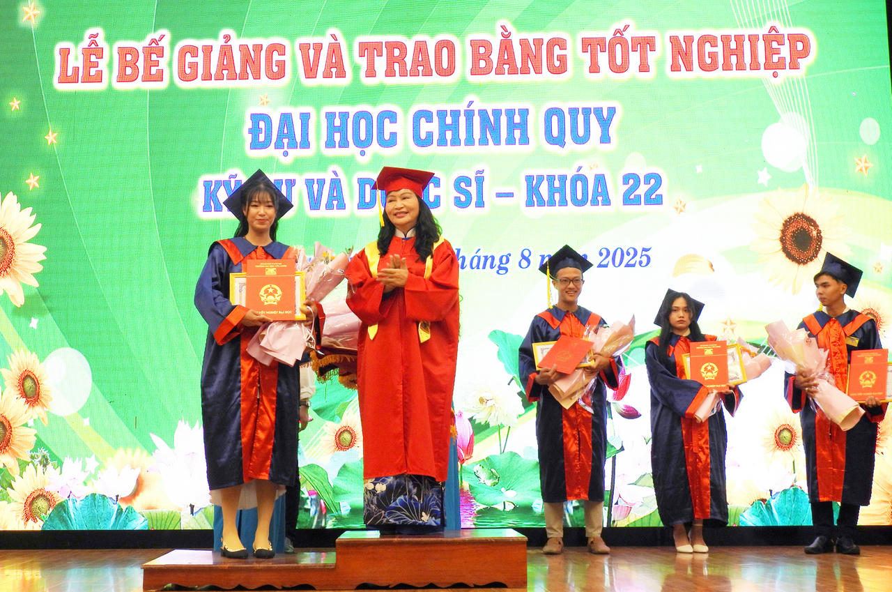 Trường Đại học Cửu Long Trao bằng tốt nghiệp cho 227 tân kỹ sư, dược sĩ