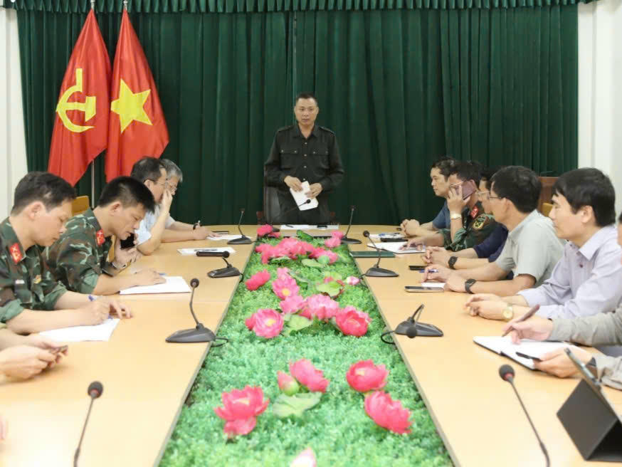 Ông Nguyễn Thành Công, Phó chủ tịch UBND tỉnh Sơn La chỉ đạo trực tiếp các lực lượng tham gia khắc phục thiệt hại do thiên tai (Ảnh: CTV).