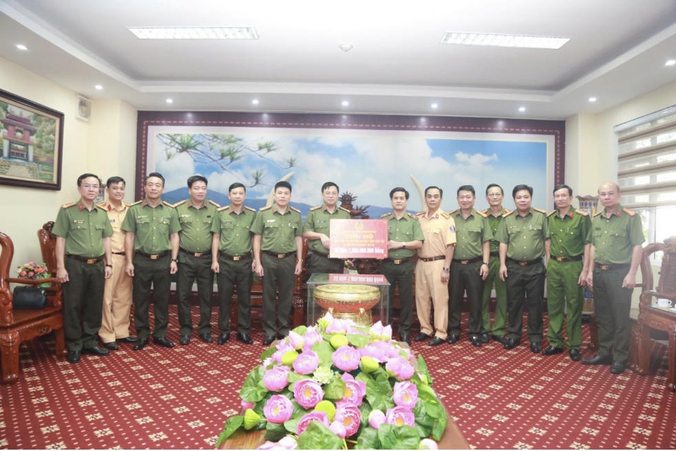 Đoàn công tác của Công an tỉnh Đồng Nai thăm hỏi vào trao tặng tiền hỗ trợ cho đồng bào và cán bộ chiến sĩ bị thiệt hại do bão số 3 gây ra tại tỉnh Nghệ An