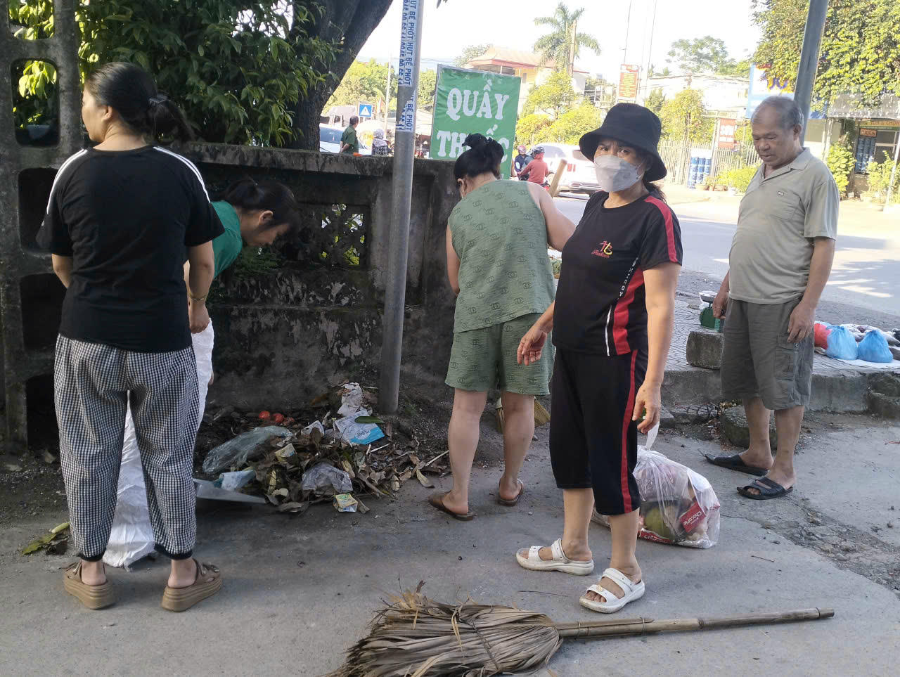 Bà con nhân dân thôn Xuân Trung tham gia tổng vệ sinh môi trường