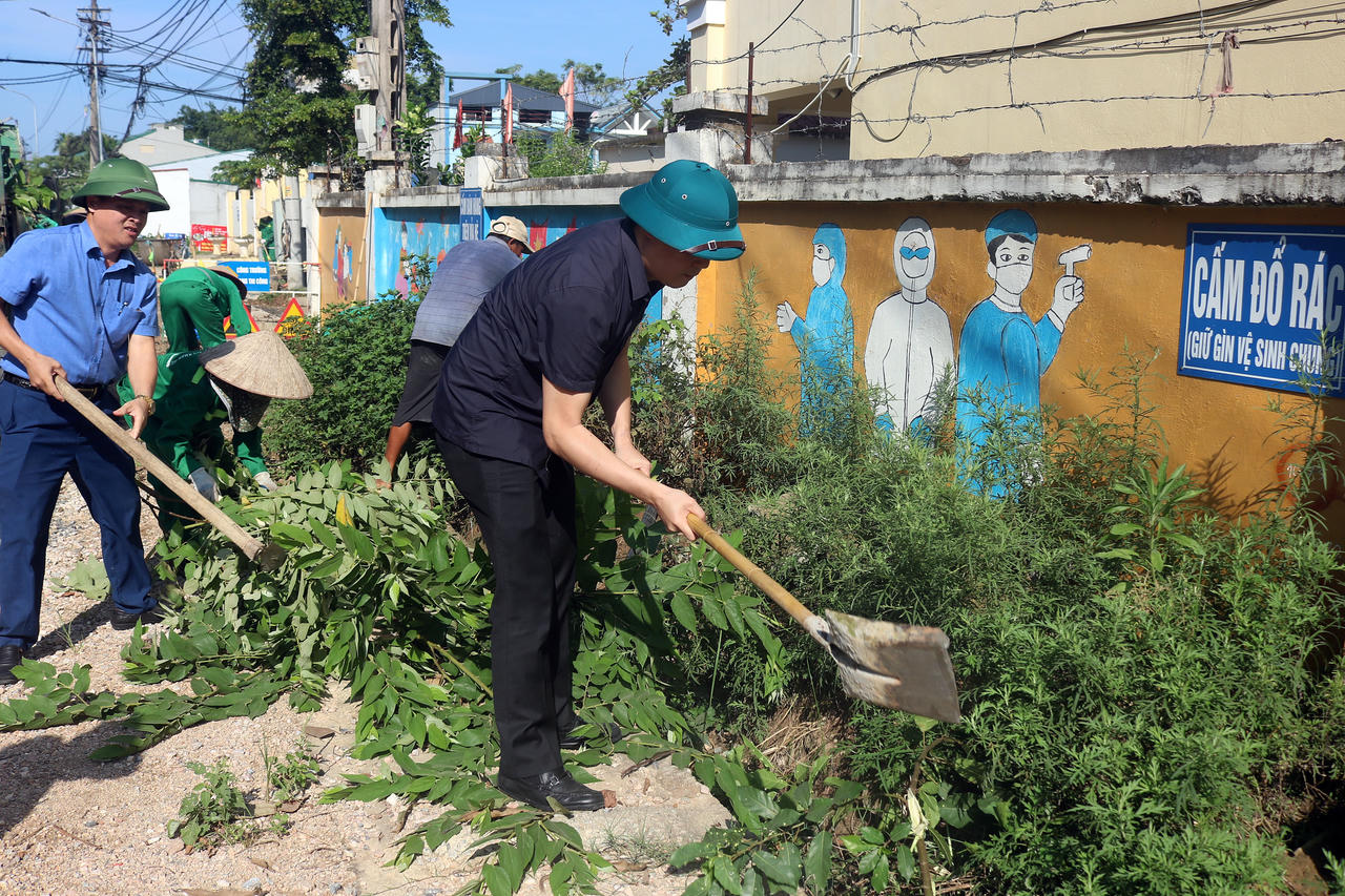 Lãnh đạo xã cùng cán bộ, công chức và bà con nhân dân tham gia tổng vệ sinh môi trường tại thôn Trí Thủy, xã Xuân Mai 