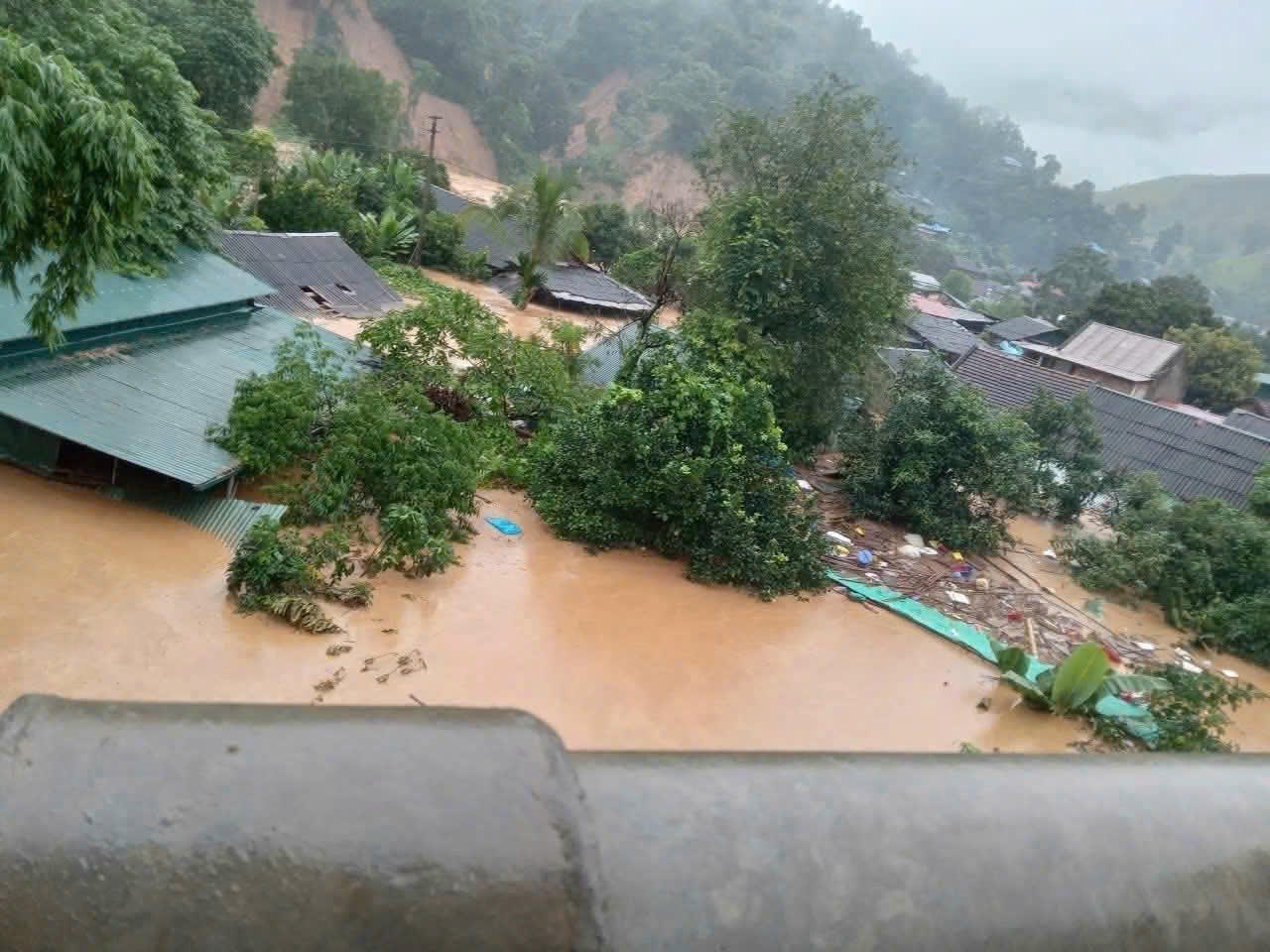 Hàng trăm ngôi nhà ngập sâu trong nước (Ảnh: CTV)
