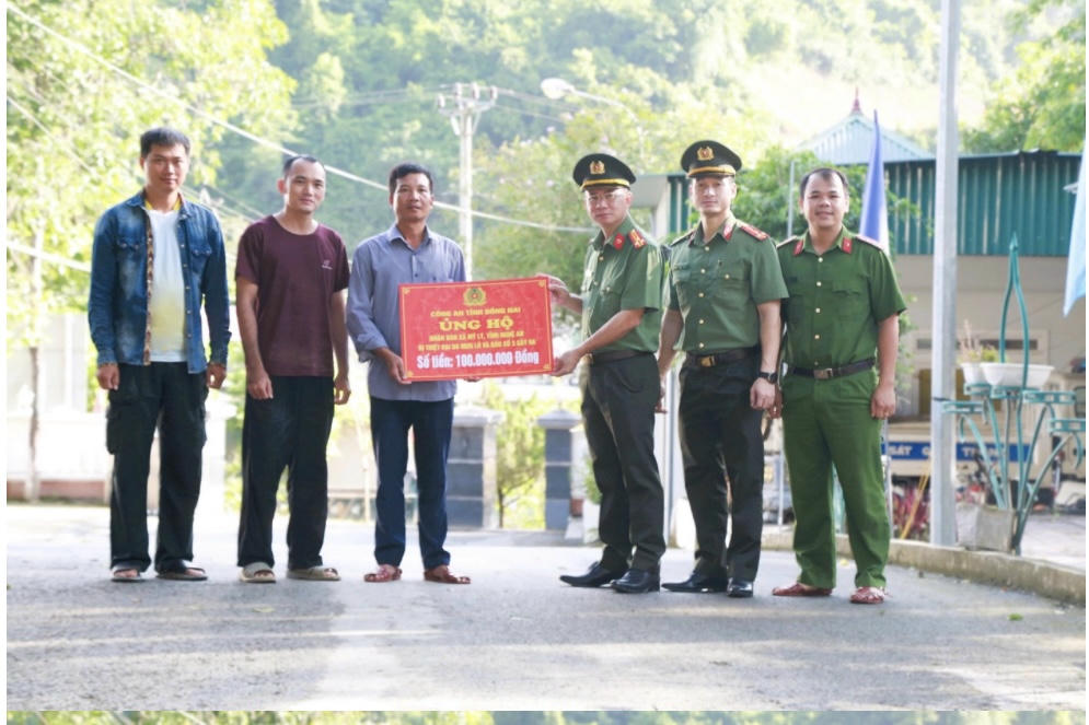 Đoàn công tác của Công an tỉnh Đồng Nai thăm hỏi vào trao tặng tiền hỗ trợ cho đồng bào và cán bộ chiến sĩ bị thiệt hại do bão số 3 gây ra tại tỉnh Nghệ An