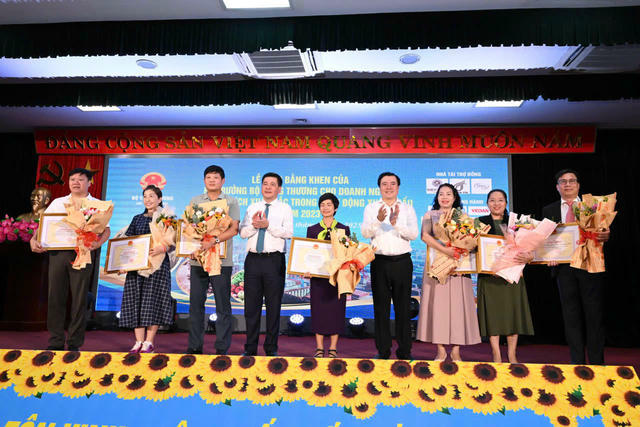 Bộ trưởng Nguyễn Hồng Diên và Thứ trưởng Nguyễn Sinh Nhật Tân trao bằng khen cho các doanh nghiệp.