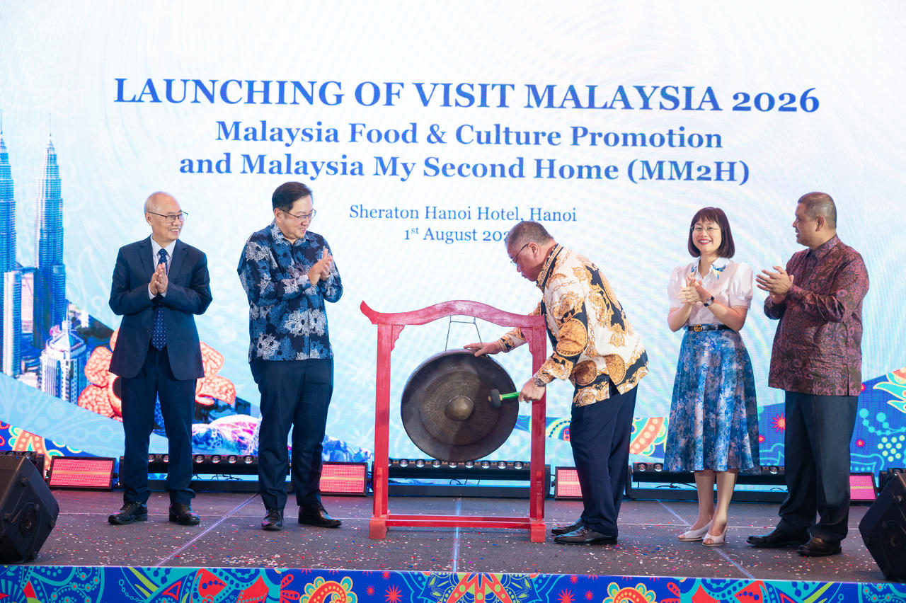 Ngài Dato’ Sri Tiong King Sing - Bộ trưởng Du lịch, Nghệ thuật và Văn hóa Malaysia thực hiện nghi thức khởi động chương trình tại Hà Nội.